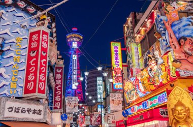Osaka, Japonya -2 Aralık - Shinsekai ünlü aşçılık bölgesi Osaka, Tsutenkaku Kulesi 'nden gökdelen manzarası sunar, Shinsekai (Yeni Dünya) Güney Osaka' nın şehir merkezi Minami 'nin hemen yanında yer alan eski bir mahalledir..