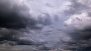 Fırtınalı bulutlu karanlık bir gökyüzü. Dramatik gökyüzü yağmuru, fırtına öncesi kara bulutlar..