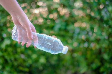 Siyah çöp torbalarındaki plastik şişeler geri dönüşüm için alınmayı bekliyor..