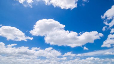 Açık mavi arkaplan, arka planda bulutlar, küçük bulutlu mavi gökyüzü arkaplanı. Mavi gökyüzünde beyaz kabarık bulutlar. 