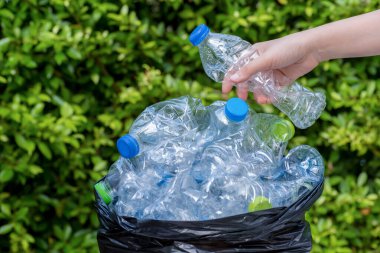 Siyah çöp torbalarındaki plastik şişeler geri dönüşüm için alınmayı bekliyor..
