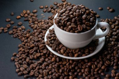 kahve beyaz Kupası ve kahve çekirdekleri arka plan vardır.