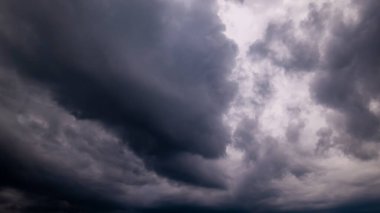 Fırtınalı bulutlu karanlık bir gökyüzü. Dramatik gökyüzü yağmuru, fırtına öncesi kara bulutlar..