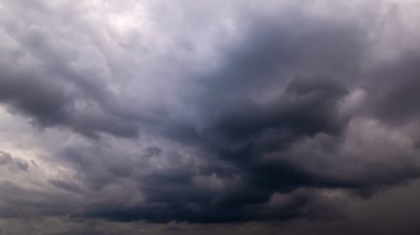 Fırtınalı bulutlu karanlık bir gökyüzü. Dramatik gökyüzü yağmuru, fırtına öncesi kara bulutlar..