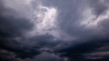 Fırtınalı bulutlu karanlık bir gökyüzü. Dramatik gökyüzü yağmuru, fırtına öncesi kara bulutlar..