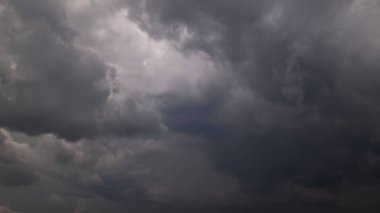 Fırtınalı bulutlu karanlık bir gökyüzü. Dramatik gökyüzü yağmuru, fırtına öncesi kara bulutlar..