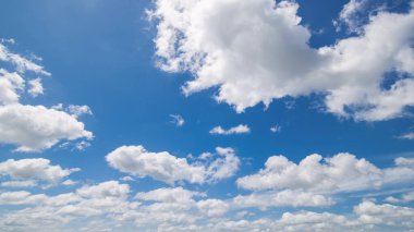 Açık mavi arkaplan, arka planda bulutlar, küçük bulutlu mavi gökyüzü arkaplanı. Mavi gökyüzünde beyaz kabarık bulutlar. Gökyüzünün ve bulutların büyüleyici güzelliğini gösteren büyüleyici stok fotoğrafı..