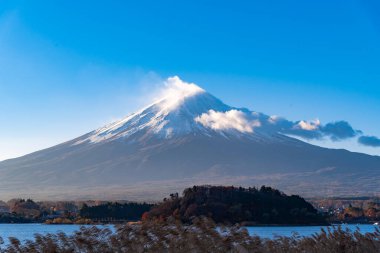 Fuji Dağı, Japonya 'nın ikonik sembolü, sonbahar yaprakları mevsiminde, fevkalade güzel bir dönem. kawaguchiko, japan.