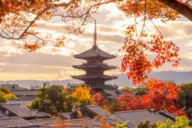 Gion, bölge gezginlerin ve ziyaretçilerin ihtiyaçlarını karşılamak için kuruldu. Sonunda Japonya 'nın en seçkin ve tanınmış geyşa bölgelerinden biri haline geldi.