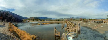 Arashiyama, Japonya 'nın Kyoto eyaletinde yer alan bir şehirdir. Ayrıca Oei Nehri 'nin karşısındaki dağdan da bahseder ve bu dağ ilçeye bir zemin oluşturur. Arashiyama, ulusal olarak belirlenmiş bir tarihi mekan ve Manzaralı Güzellik Yeridir..