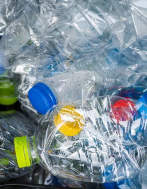 Siyah çöp torbalarındaki plastik şişeler geri dönüşüm için alınmayı bekliyor..