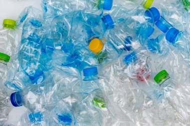Siyah çöp torbalarındaki plastik şişeler geri dönüşüm için alınmayı bekliyor..