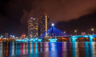 Da Nang 'daki Ejderha Köprüsü şehrin turistik aktiviteleri için çok önemli..