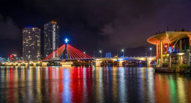 Da Nang 'daki Ejderha Köprüsü şehrin turistik aktiviteleri için çok önemli..