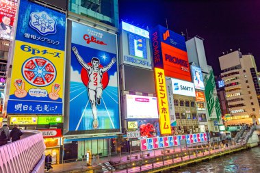 Osaka, Japonya 17 Aralık: Dotonbori, Japonya 'nın Osaka kentindeki Dotonbori' nin en ünlü gece hayatı ve turist besin bölgesi..