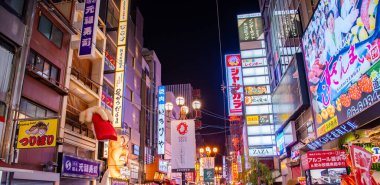 Osaka, Japonya 17 Aralık: Dotonbori, Japonya 'nın Osaka kentindeki Dotonbori' nin en ünlü gece hayatı ve turist besin bölgesi..