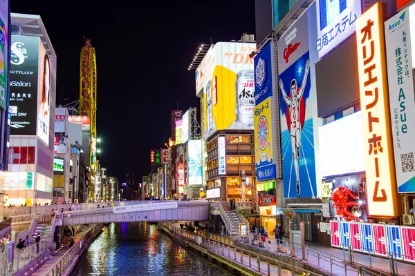 Osaka, Japonya 17 Aralık: Dotonbori, Japonya 'nın Osaka kentindeki Dotonbori' nin en ünlü gece hayatı ve turist besin bölgesi..