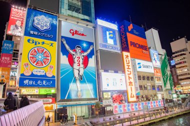 Osaka, Japonya 17 Aralık: Dotonbori, Japonya 'nın Osaka kentindeki Dotonbori' nin en ünlü gece hayatı ve turist besin bölgesi..