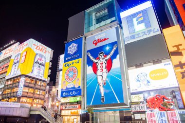 Osaka, Japonya 17 Aralık: Dotonbori, Japonya 'nın Osaka kentindeki Dotonbori' nin en ünlü gece hayatı ve turist besin bölgesi..