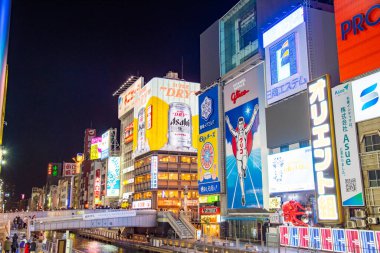 Osaka, Japonya 17 Aralık: Dotonbori, Japonya 'nın Osaka kentindeki Dotonbori' nin en ünlü gece hayatı ve turist besin bölgesi..