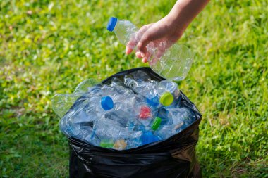 Plastik şişeler geri dönüşümü bekliyor..