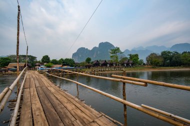 Vang Vieng, Laos 'taki Landmark Nehri üzerindeki en güzel manzara. 
