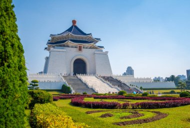 Ulusal Chiang Kai-shek (CKS) Anıt Salonu 'nun ana kapısı, Tayvan' ın turistik merkezidir. Taipei, Tayvan 'da Jiufen Kültür Köyü Taipei' nin (Chiang Kai-shek 'le Mektuplar) fotoğrafını çekerken akıllı telefonu tutuyordu.)