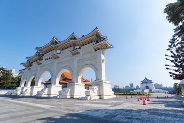 Ulusal Chiang Kai-shek (CKS) Anıt Salonu 'nun ana kapısı, Tayvan' ın turistik merkezidir. Taipei, Tayvan 'da Jiufen Kültür Köyü Taipei' nin (Chiang Kai-shek 'le Mektuplar) fotoğrafını çekerken akıllı telefonu tutuyordu.)