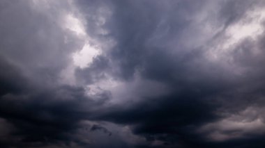Fırtınalı bulutlu karanlık bir gökyüzü. Dramatik gökyüzü yağmuru, fırtına öncesi kara bulutlar..