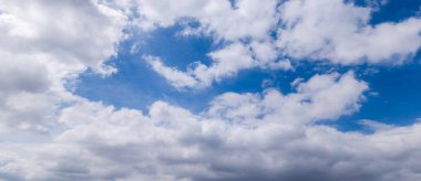 Açık mavi arkaplan, arka planda bulutlar, küçük bulutlu mavi gökyüzü arkaplanı. Mavi gökyüzünde beyaz kabarık bulutlar. 