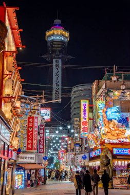 Osaka, Japonya -2 Aralık - Shinsekai ünlü aşçılık bölgesi Osaka, Tsutenkaku Kulesi 'nden gökdelen manzarası sunar, Shinsekai (Yeni Dünya) Güney Osaka' nın şehir merkezi Minami 'nin hemen yanında yer alan eski bir mahalledir..