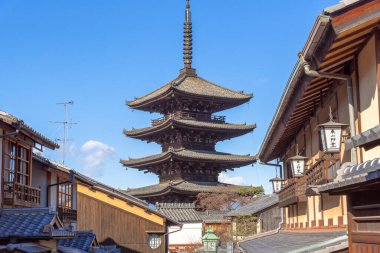 Gion, bölge gezginlerin ve ziyaretçilerin ihtiyaçlarını karşılamak için kuruldu. Sonunda Japonya 'nın en seçkin ve tanınmış geyşa bölgelerinden biri haline geldi.