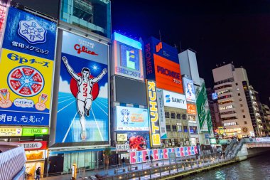 Osaka, Japonya 17 Aralık: Dotonbori, Japonya 'nın Osaka kentindeki Dotonbori' nin en ünlü gece hayatı ve turist besin bölgesi..