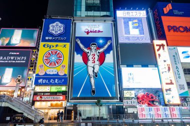Osaka, Japonya 17 Aralık: Dotonbori, Japonya 'nın Osaka kentindeki Dotonbori' nin en ünlü gece hayatı ve turist besin bölgesi..