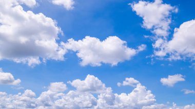 Açık mavi arkaplan, arka planda bulutlar, küçük bulutlu mavi gökyüzü arkaplanı. Mavi gökyüzünde beyaz kabarık bulutlar. 