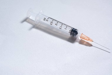 Beyaz arka plan üzerinde Hipodermik İğne (enjeksiyon iğne) 