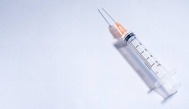 Beyaz arka plan üzerinde Hipodermik İğne (enjeksiyon iğne) 