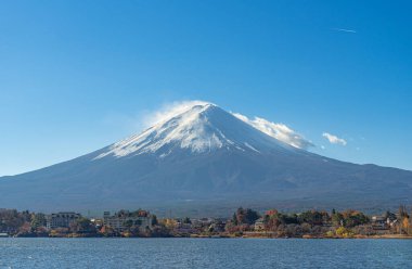 Fuji Dağı, Japonya 'nın ikonik sembolü, sonbahar yaprakları mevsiminde, fevkalade güzel bir dönem. kawaguchiko, japan.