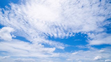 Açık mavi arkaplan, arka planda bulutlar, küçük bulutlu mavi gökyüzü arkaplanı. Mavi gökyüzünde beyaz kabarık bulutlar. 