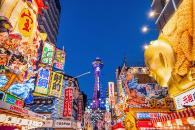 Shinsekai, Osaka 'nın ünlü mutfak bölgesi, Tsutenkaku Kulesi' nden yüksek bir manzara sunar, Shinsekai (Yeni Dünya) Güney Osaka şehrinin 