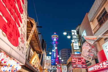 Shinsekai, Osaka 'nın ünlü mutfak bölgesi, Tsutenkaku Kulesi' nden yüksek bir manzara sunar, Shinsekai (Yeni Dünya) Güney Osaka şehrinin 