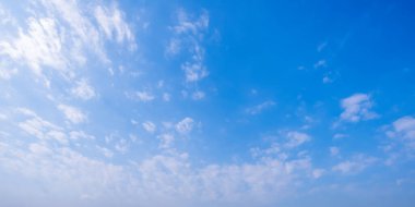 Açık mavi arkaplan, arka planda bulutlar, küçük bulutlu mavi gökyüzü arkaplanı. Mavi gökyüzünde beyaz kabarık bulutlar. 