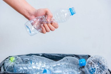 Siyah çöp torbalarındaki plastik şişeler geri dönüşüm için alınmayı bekliyor..