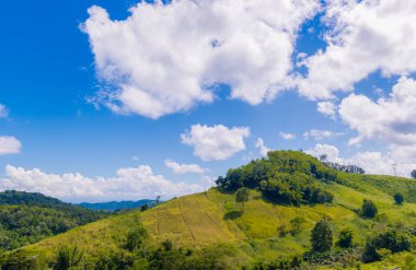 Açık mavi arkaplan, arka planda bulutlar, küçük bulutlu mavi gökyüzü arkaplanı. Mavi gökyüzünde beyaz kabarık bulutlar. 