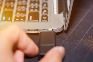 Elle taşınan bellek belleği bir bilgisayar portuna takılıyor. El bilgisayara takılı Hardware Cüzdanı takılıyor. Flash disk