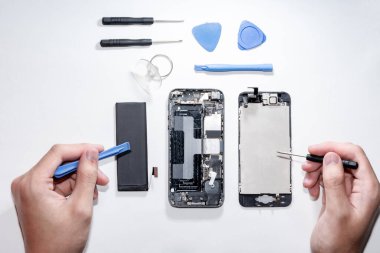 Belgili tanımlık smartphone zarar ve tamirci eller tarafından izole üzerinde beyaz arka plan ayakta hangi araçları akıllı telefon tamir gerek yapıldı..