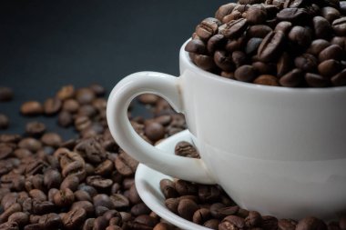 kahve beyaz Kupası ve kahve çekirdekleri arka plan vardır.