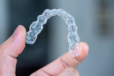 Ağızda beyaz arkaplanda hizalama aygıtı var. (geçersiz)