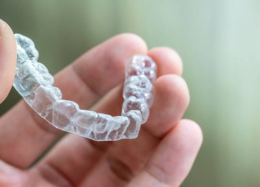 Ağızda beyaz arkaplanda hizalama aygıtı var. (geçersiz)