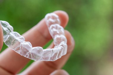 Ağızda beyaz arkaplanda hizalama aygıtı var. (geçersiz)